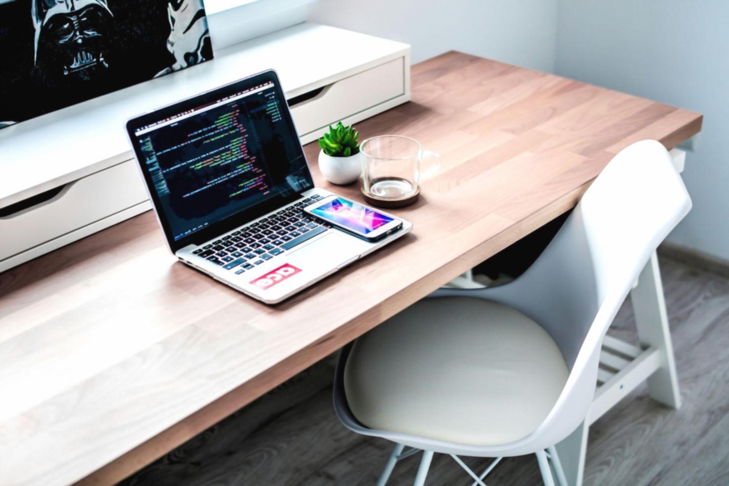 Profesional trabajando con presupuestos empresariales